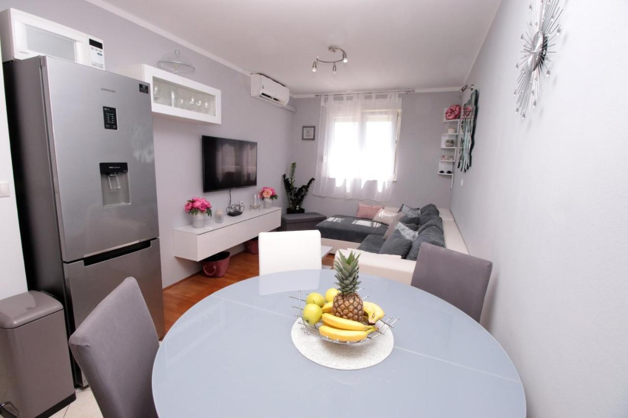 Apartman *Sanja* Omis Appartement Buitenkant foto