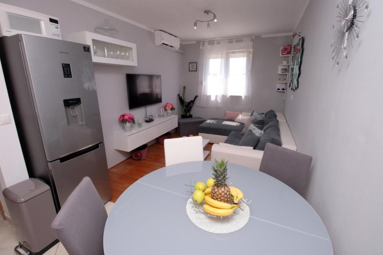Apartman *Sanja* Omis Appartement Buitenkant foto